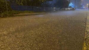 kocaelide-saganak-aksam-saatlerinde-basladi-valilik-su-baskinina-karsi-uyardi-1F1rIvVr